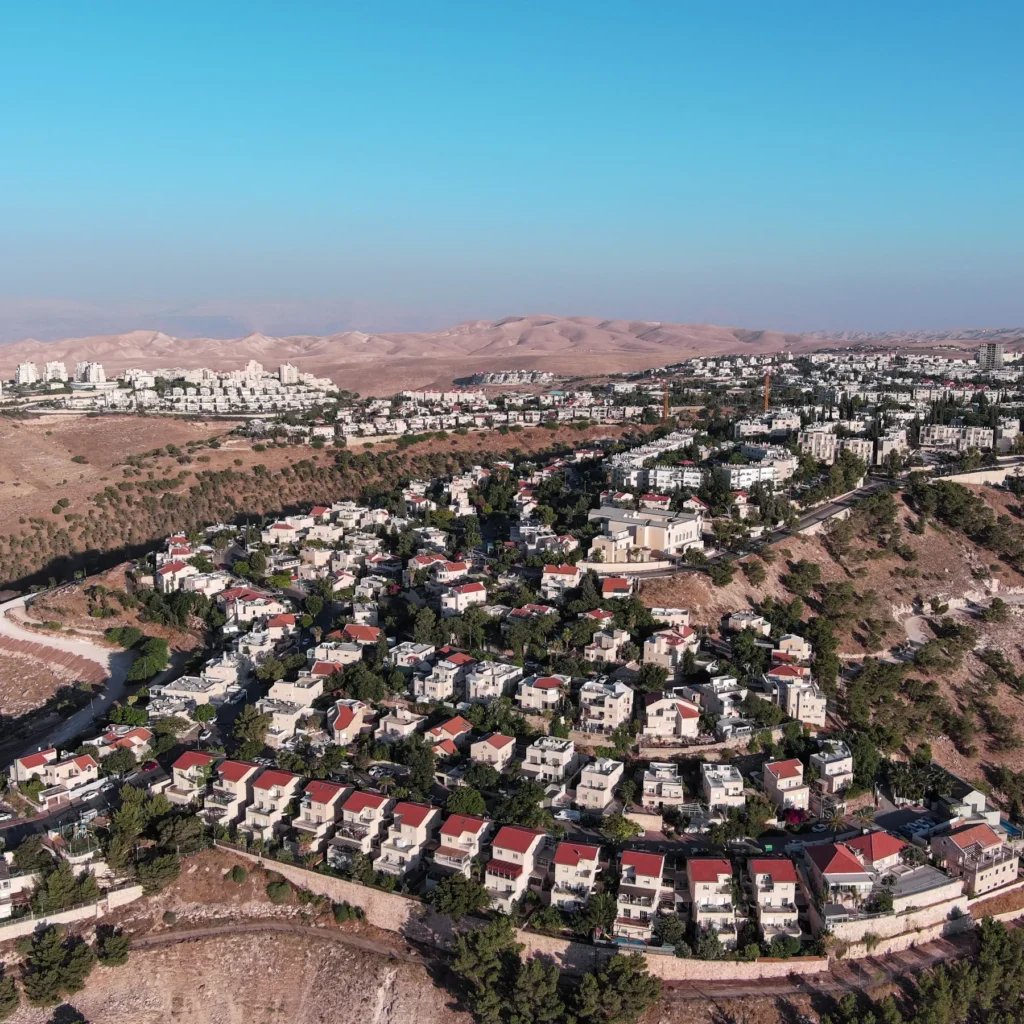 صحيفة عبرية: التصديق على تسجيل مساحات واسعة من الضفة بـ”الطابو”