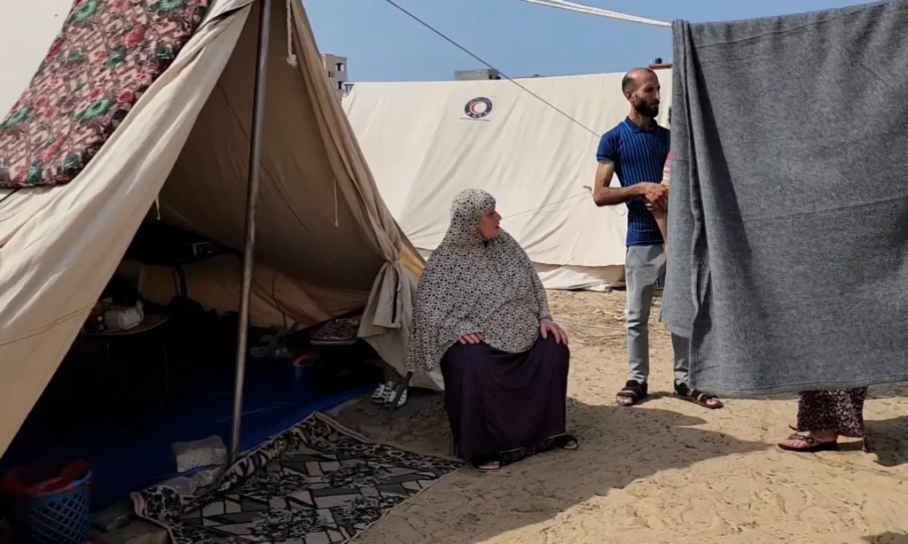 المرض في الخيمة.. اختبار قاسي للحياة