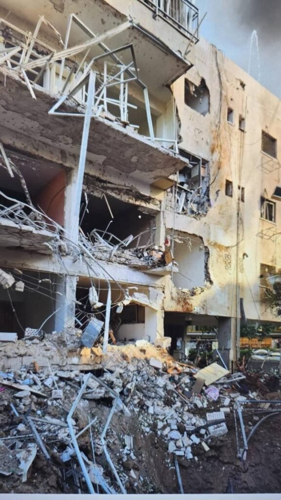 6 إصابات ودمار 3 مبان بسقوط صاروخ إيراني في “تل أبيب”