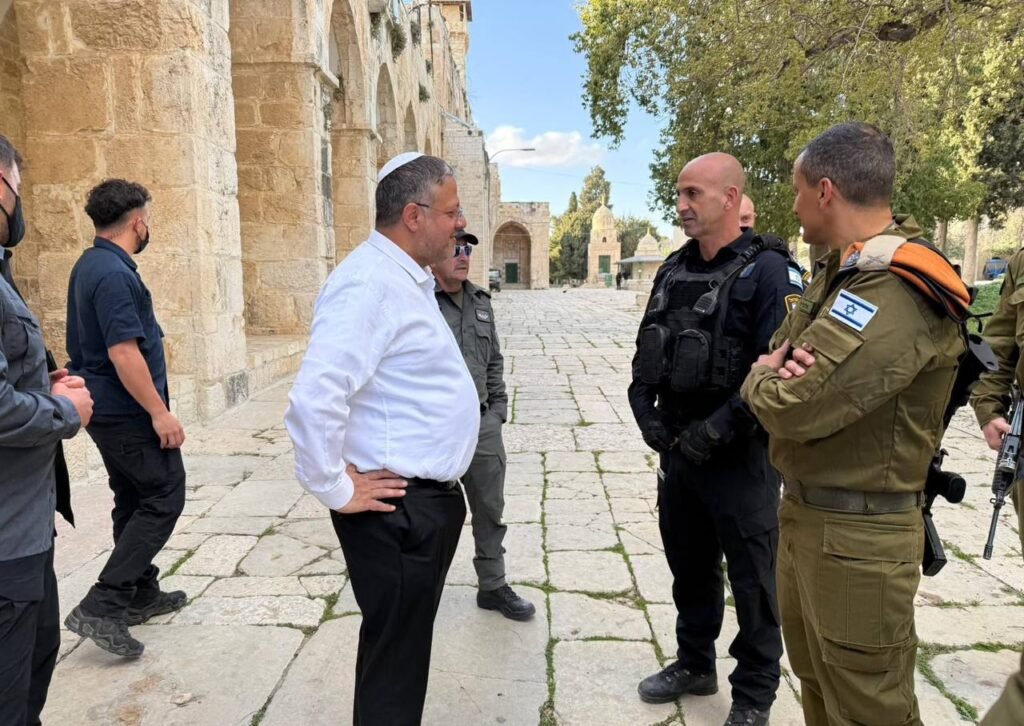 المتطرف بن غفير يقتحم الأقصى المغلق بوجه المسلمين