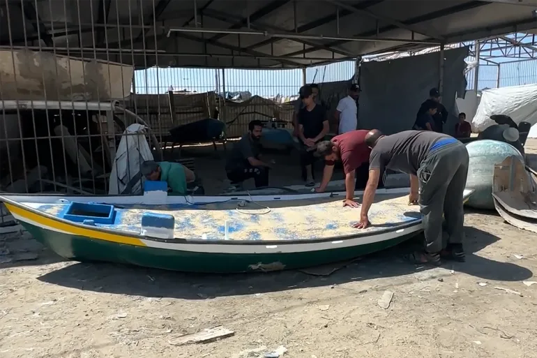 قوارب من الركام والأنقاض.. حرفيو غزة يعيدون الأمل لقطاع الصيد