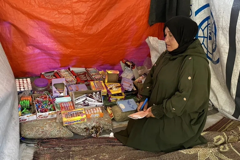 “أرامل غزة” ينهضن من بين الركام بـ”خيوط الأمل” ومشاريع الإرادة