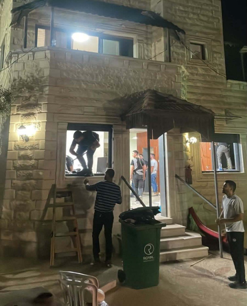 الاحتلال يهدم منزلا ومشغلا تجاريا في بلدة جبع شمال القدس
