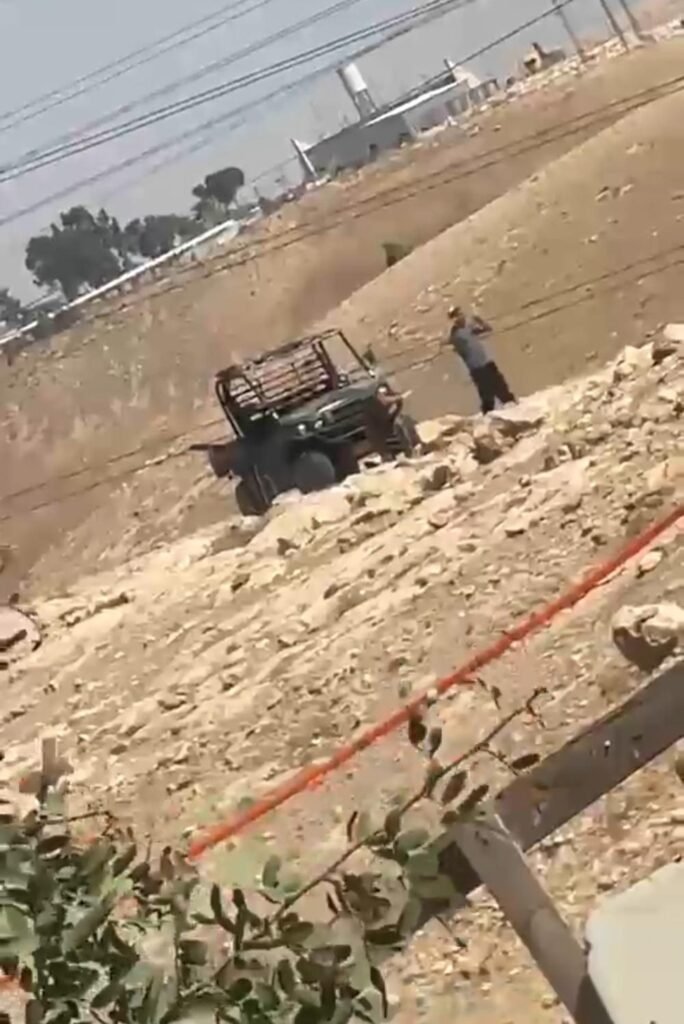 مستوطنون يمدون خط مياه قرب منازل “المهتوش” شرق القدس