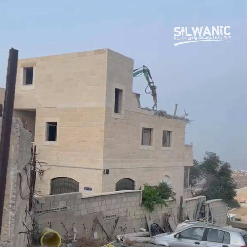 الاحتلال يُجبر شقيقين على هدم بنايتهما في بلدة الطور بالقدس