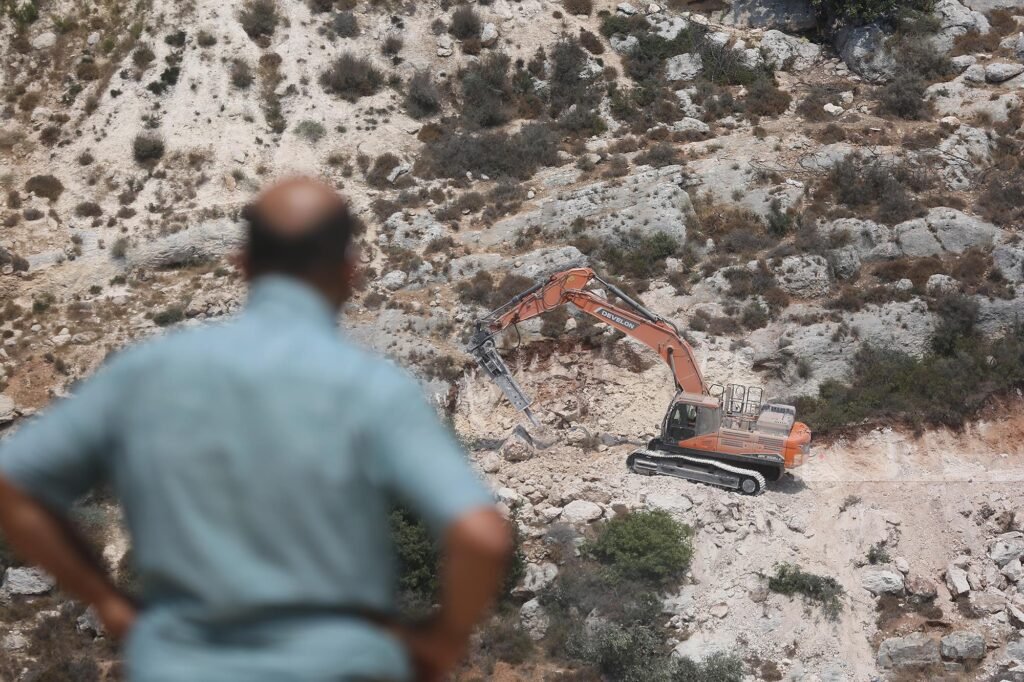 الاحتلال يواصل تجريف أراضٍ في سنجل شمال رام الله لصالح بؤرة استيطانية