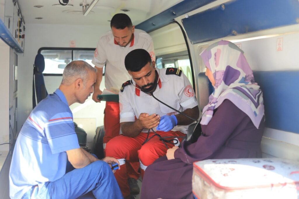إجلاء 25 مريضًا و32 مرافقًا للعلاج خارج غزة بالتنسيق مع منظمة الصحة العالمية