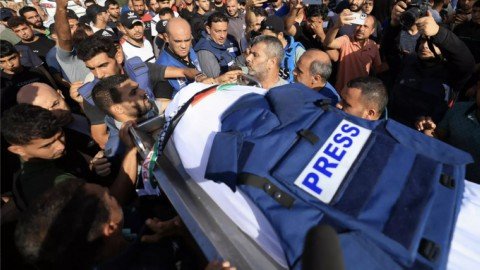 مخرج إسرائيلي: الصحفيون الفلسطينيون وثّقوا جرائم غزة رغم قتل أكثر من 200 منهم