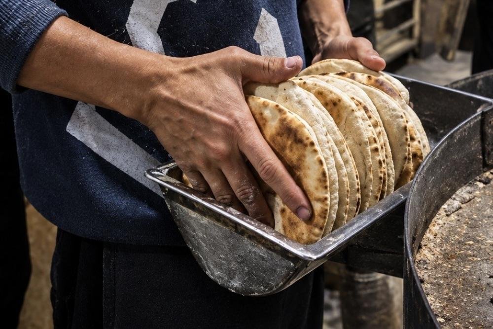 أزمة الخبز وزيف ادعاءات الاحتلال.. العجرمي يوضح سبب إغلاق 10 مخابز ومنع دخول الطحين لغزة