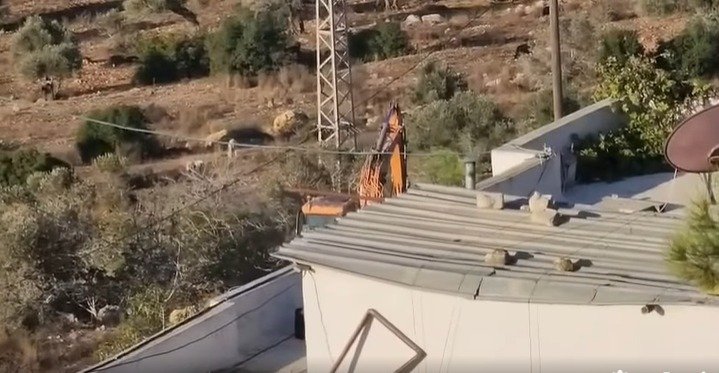 مستعوطنون يجرفون أراضي في قرية أم صفا شمال غرب رام الله