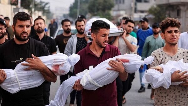 أحدهما متأثرًا بجراحه.. 3 شهداء ومصابون بقصف إسرائيلي في غزة