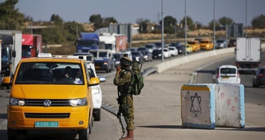 تقرير: 925 حاجزا وبوابة عسكرية تعيد تشكيل الجغرافيا الفلسطينية في الضفة